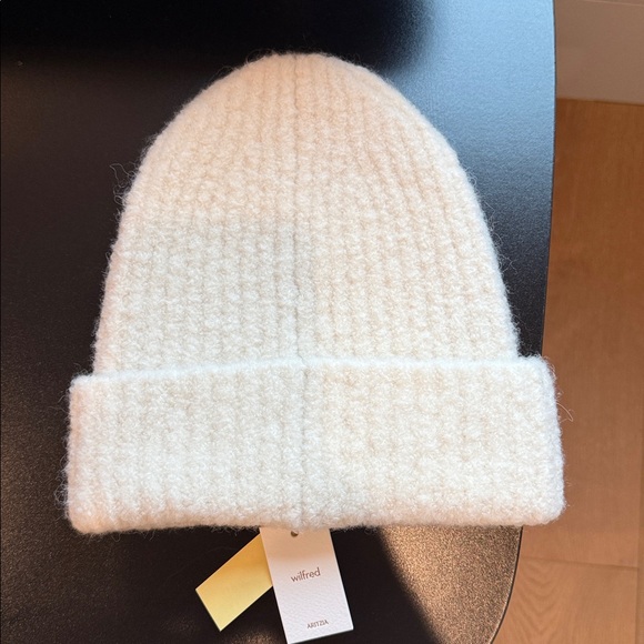 Aritzia Cozy Cream wool Beanie - Picture 4 of 5